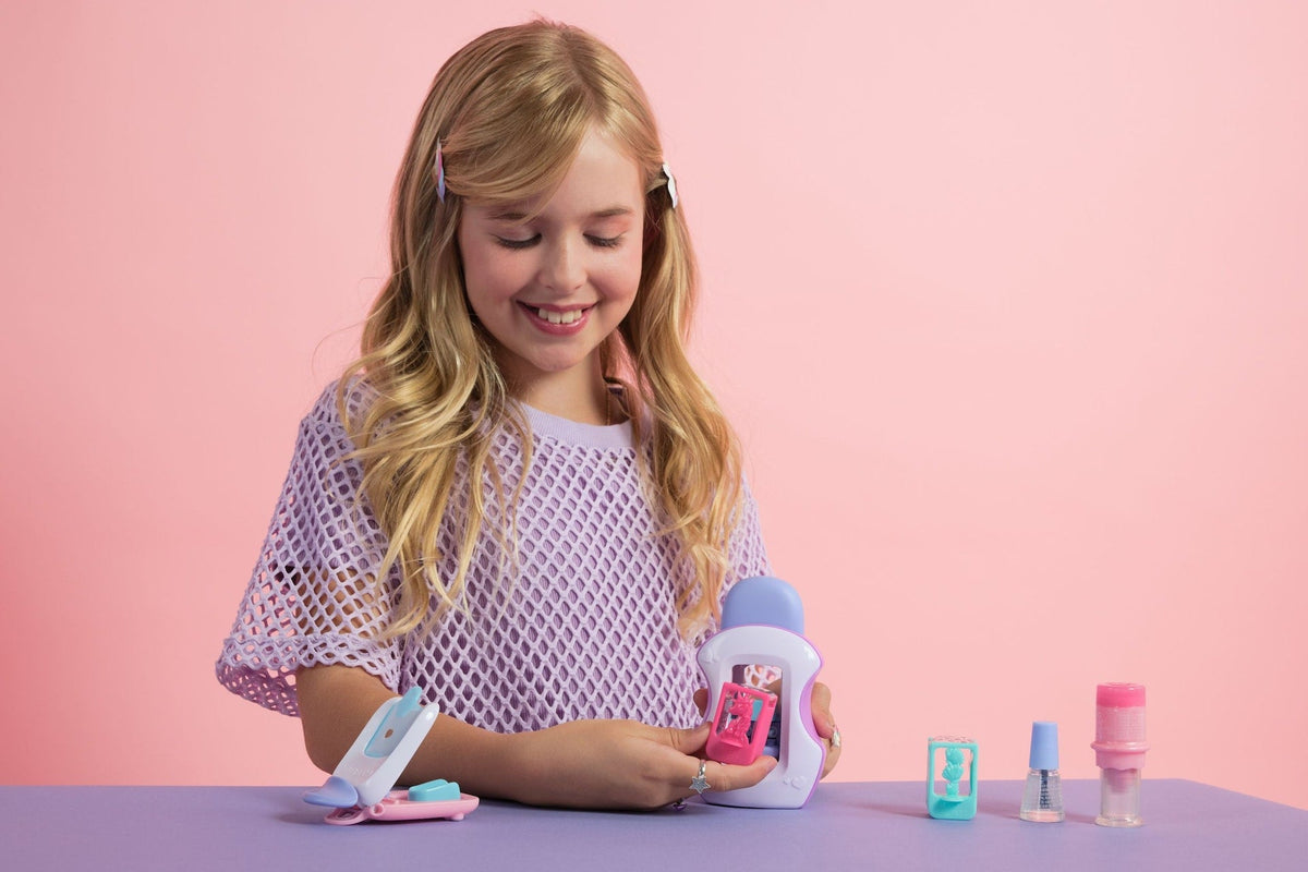 Cool Maker, GO GLAM Studio Nail Kit, Style 200 Nails, 4 Designs, 2 Polish Applicators & Mask, Ages 7+